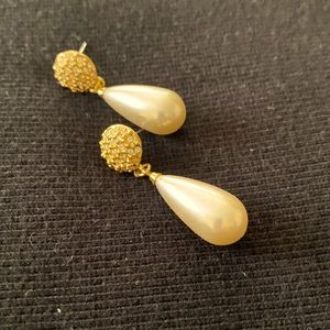 Drop pearl earrings.